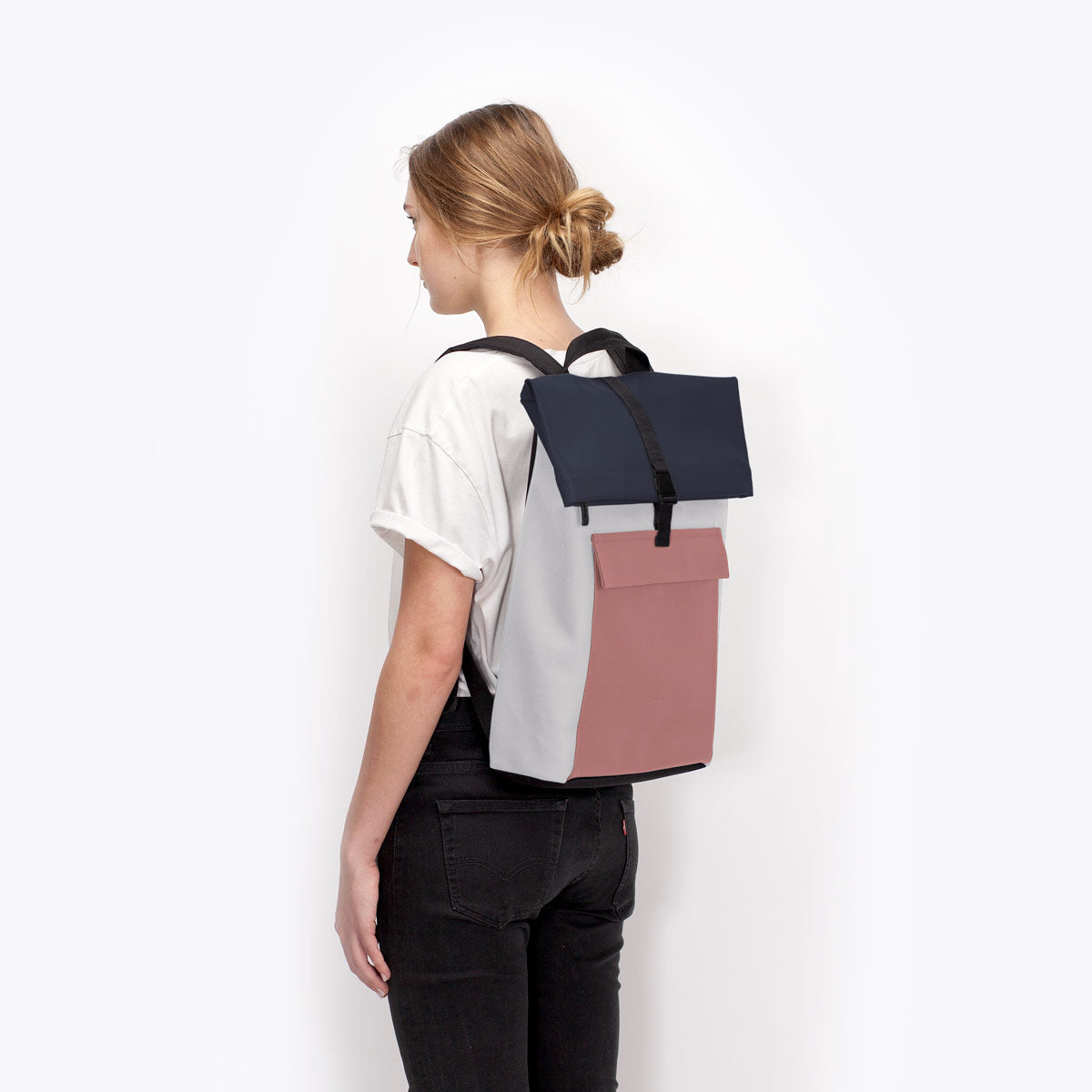 Jannik Roll-Top Backpack - Glacier Grey - Dark Rose / Medium