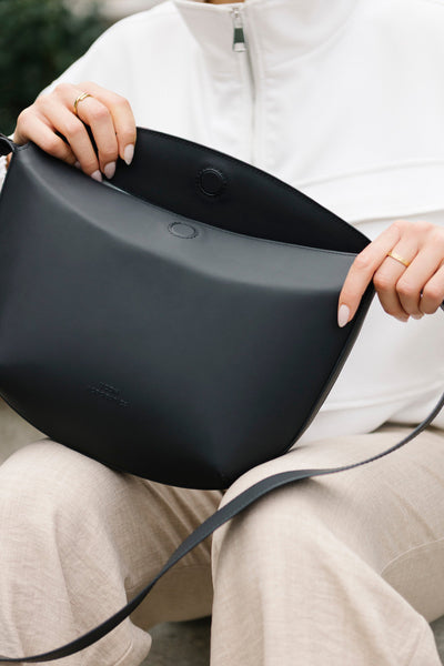 Rabats magnétiques pour un accès à une main